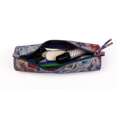 Clairefontaine 410107C -Trousse Scolaire Ronde motif Fleurs Effet écailles Ø5,5x22 cm en Véritable Cuir d'Agneau - Fourniture Sc