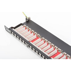DIGITUS Panneau de brassage - 19 pouces - Cat-6 - 24 ports RJ45 - Blindé - LSA Patch-Feld - Montage en rack 0,5U - Noir