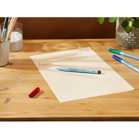 Staedtler Lumocolor Correctable, Feutres non-permanents à pointe moyenne effaçables à sec, Étui chevalet avec 4 feutres assortis