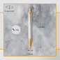 Parker IM stylo bille - Laqué perle Premium avec attributs dorés - Pointe moyenne avec recharge d’encre bleue - Coffret cadeau Parker IM stylo bille - Laqué perle Premium avec attributs dorés - Pointe moyenne avec recharge d’encre bleue - Coffret cadeau
