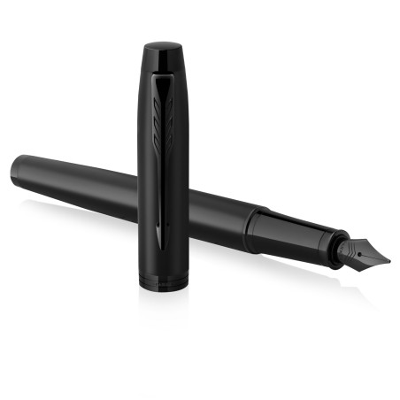 Parker IM stylo plume | Noir mat avec attributs noirs | Pointe moyenne avec cartouche d’encre bleue | Coffret cadeau