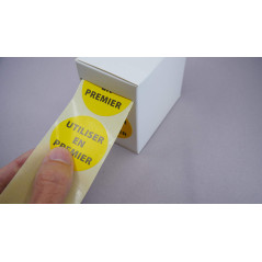 AVERY - 300 Étiquettes Jaunes Amovibles en Rouleau Pré-Imprimées "UTILISER EN PREMIER" Traçabilité Alimentaire - Format 40 mm