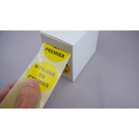 AVERY - 300 Étiquettes Jaunes Amovibles en Rouleau Pré-Imprimées "UTILISER EN PREMIER" Traçabilité Alimentaire - Format 40 mm