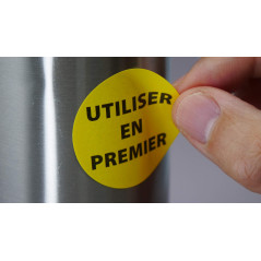 AVERY - 300 Étiquettes Jaunes Amovibles en Rouleau Pré-Imprimées "UTILISER EN PREMIER" Traçabilité Alimentaire - Format 40 mm