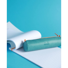 RHODIA 318897C - Trousse Ronde Turquoise - 21,5 x 5,5 cm - Coutures Véritables Orange - Intérieur Jersey Ivoire - Simili Cuir - 
